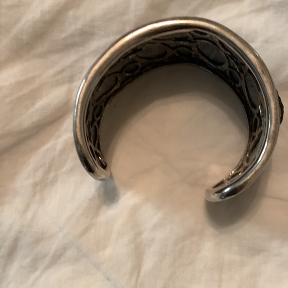 A gorgeous bracelet with crystal embellishments - Picture 4 of 4